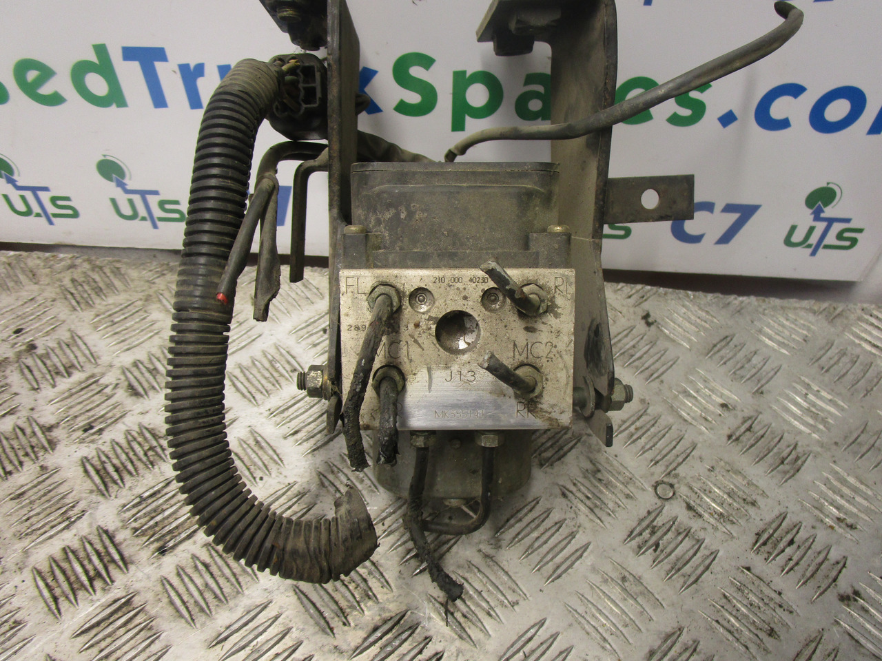 MITSUBISHI FUSO / CANTER ABS PUMP P/NO MK355141 - Piduriosad - Veoauto: pilt 1 MITSUBISHI FUSO / CANTER ABS PUMP P/NO MK355141 - Piduriosad - Veoauto: pilt 1