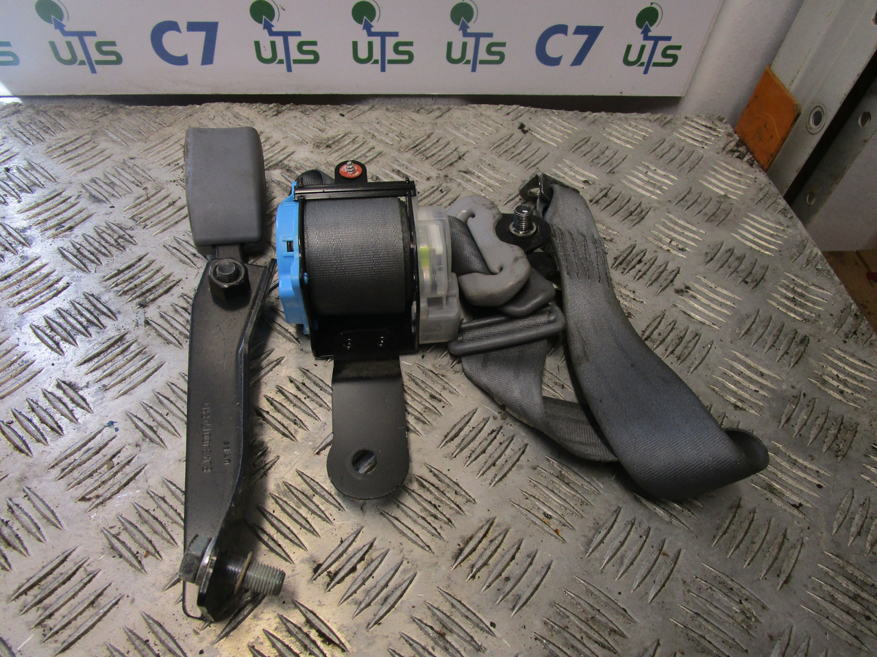 MITSUBISHI FUSO DRIVERS SIDE SEAT BELT - Kabiin ja interjöör - Veoauto: pilt 1 MITSUBISHI FUSO DRIVERS SIDE SEAT BELT - Kabiin ja interjöör - Veoauto: pilt 1