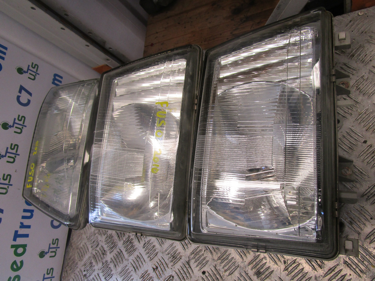 MITSUBISHI FUSO HEADLIGHT - Kabiin ja interjöör - Veoauto: pilt 1 MITSUBISHI FUSO HEADLIGHT - Kabiin ja interjöör - Veoauto: pilt 1