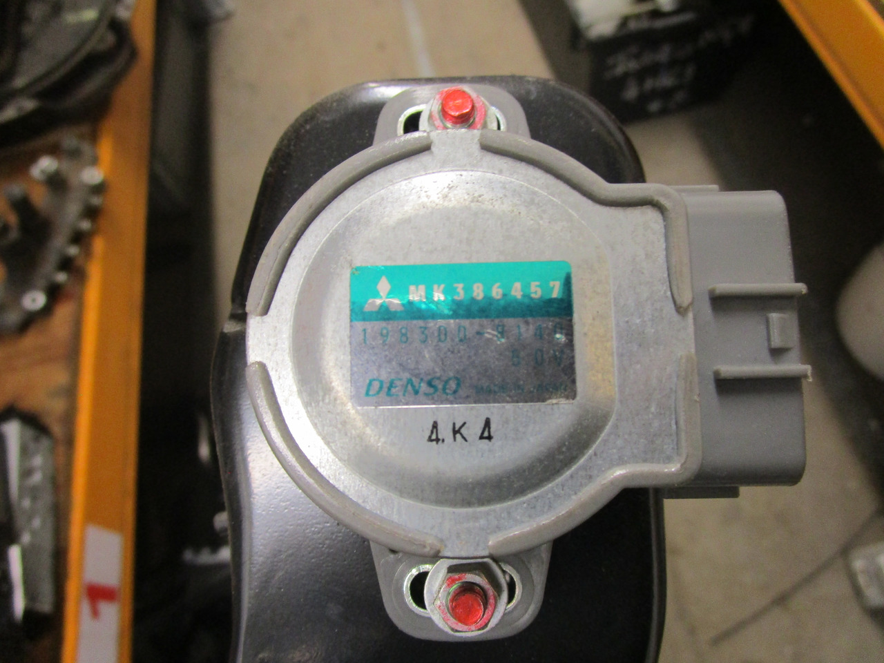 MITSUBISHI FUSO THROTTLE PEDAL UNIT COMPLETE INCLUDING SENSOR MK386457 - Kabiin ja interjöör - Veoauto: pilt 2 MITSUBISHI FUSO THROTTLE PEDAL UNIT COMPLETE INCLUDING SENSOR MK386457 - Kabiin ja interjöör - Veoauto: pilt 2