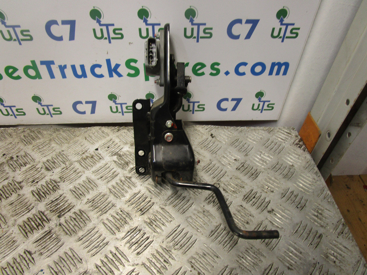 MITSUBISHI FUSO THROTTLE PEDAL UNIT COMPLETE INCLUDING SENSOR MK386457 - Kabiin ja interjöör - Veoauto: pilt 1 MITSUBISHI FUSO THROTTLE PEDAL UNIT COMPLETE INCLUDING SENSOR MK386457 - Kabiin ja interjöör - Veoauto: pilt 1