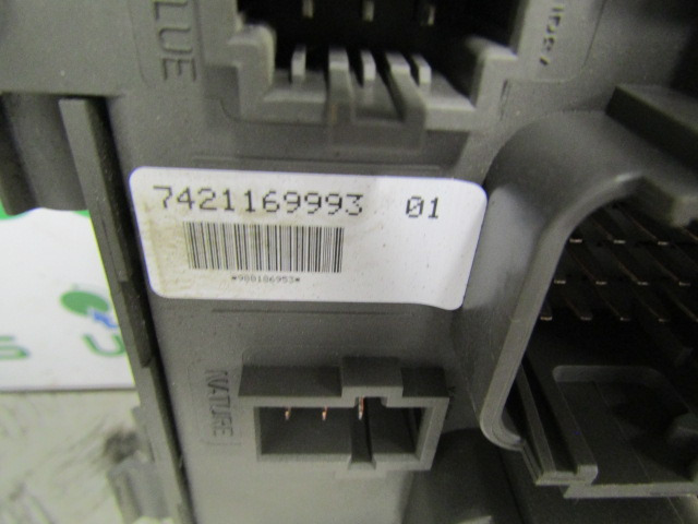 RENAULT MIDLUM DXI FUSE BOARD P/NO 7421169993-01 - Elektrisüsteem - Veoauto: pilt 3 RENAULT MIDLUM DXI FUSE BOARD P/NO 7421169993-01 - Elektrisüsteem - Veoauto: pilt 3