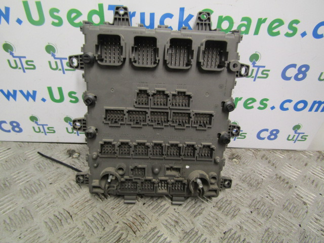 RENAULT MIDLUM DXI FUSE BOARD P/NO 7421169993-01 - Elektrisüsteem - Veoauto: pilt 2 RENAULT MIDLUM DXI FUSE BOARD P/NO 7421169993-01 - Elektrisüsteem - Veoauto: pilt 2