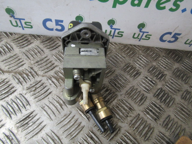 VOLVO FE HAND BRAKE CONTROL UNIT WABCO 20763929 - Elektrisüsteem - Veoauto: pilt 2 VOLVO FE HAND BRAKE CONTROL UNIT WABCO 20763929 - Elektrisüsteem - Veoauto: pilt 2