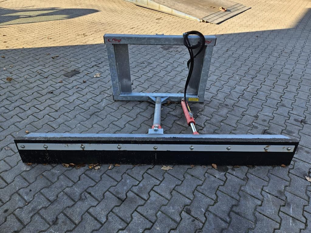 Fliegl Gummi-Schiebeschild - Esilaadur traktorile: pilt 1 Fliegl Gummi-Schiebeschild - Esilaadur traktorile: pilt 1