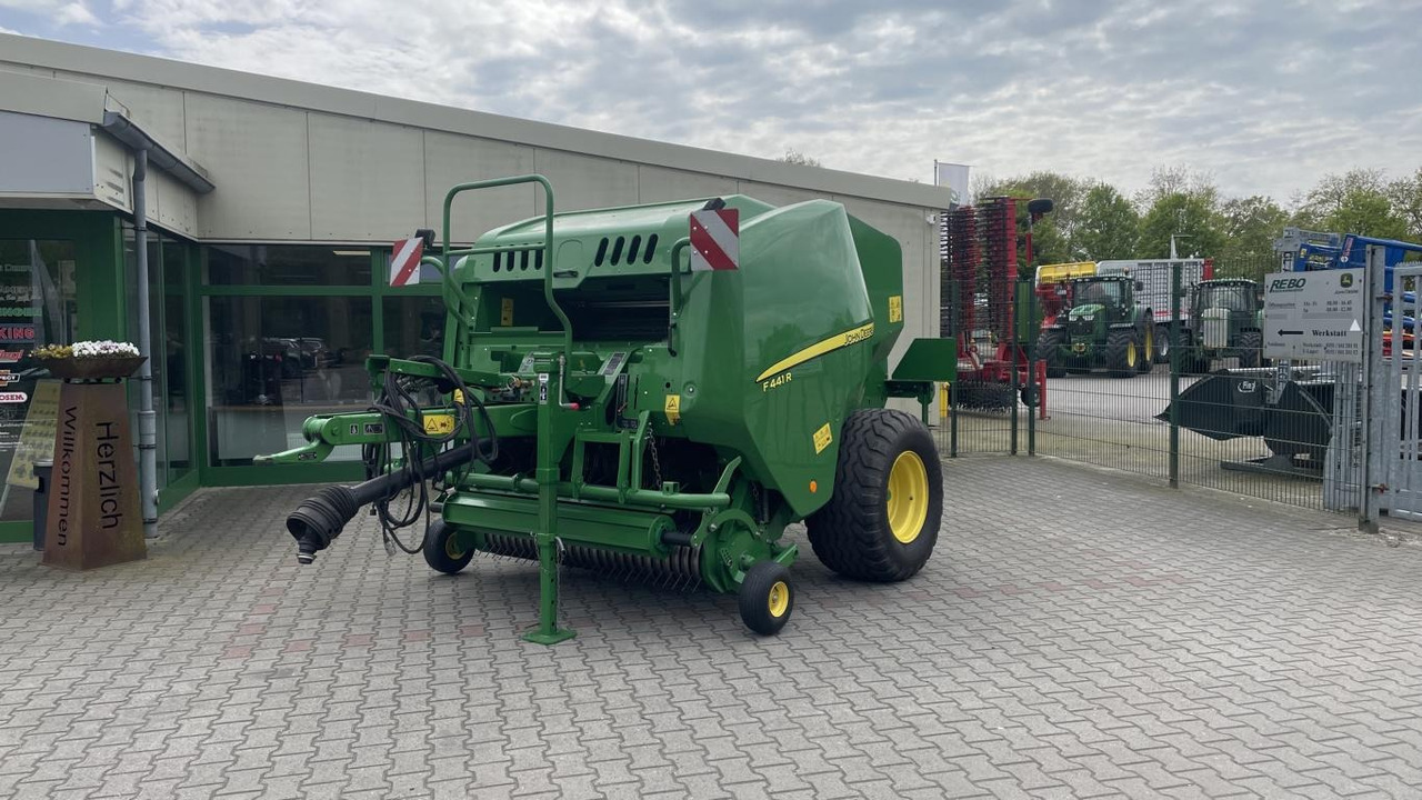 John Deere RUNDBALLENPRESSE F441R - Heinapalli mähkija: pilt 1 John Deere RUNDBALLENPRESSE F441R - Heinapalli mähkija: pilt 1