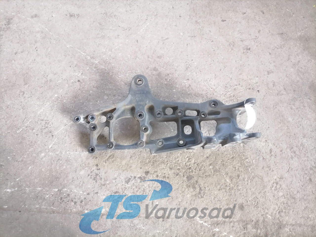 Mercedes-Benz Leaf spring bracket A9303220101 - Vedrustus - Veoauto: pilt 1 Mercedes-Benz Leaf spring bracket A9303220101 - Vedrustus - Veoauto: pilt 1