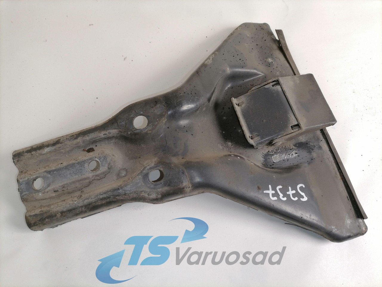 Scania Mudguard bracket 1377439 - Universaalosa - Veoauto: pilt 1 Scania Mudguard bracket 1377439 - Universaalosa - Veoauto: pilt 1
