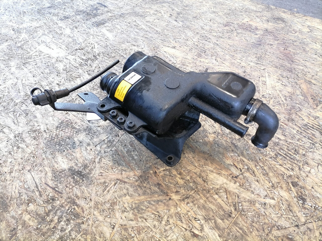 Scania Scania steering oil tank 1461351 - Roolivõimendi voolik - Veoauto: pilt 2 Scania Scania steering oil tank 1461351 - Roolivõimendi voolik - Veoauto: pilt 2