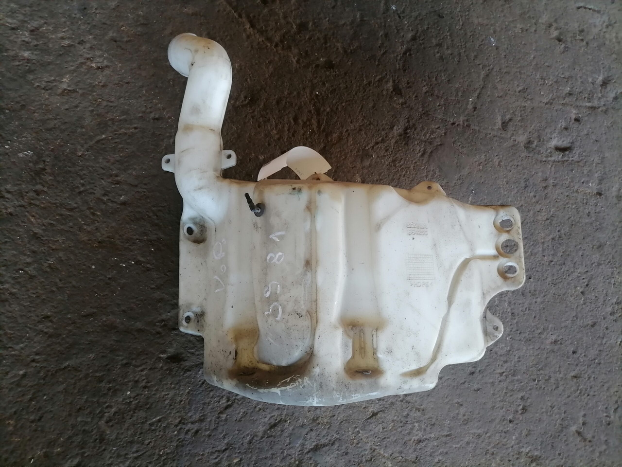 Scania Windscreen washer fluid tank 1854255 - Klaasipuhasti - Veoauto: pilt 2 Scania Windscreen washer fluid tank 1854255 - Klaasipuhasti - Veoauto: pilt 2