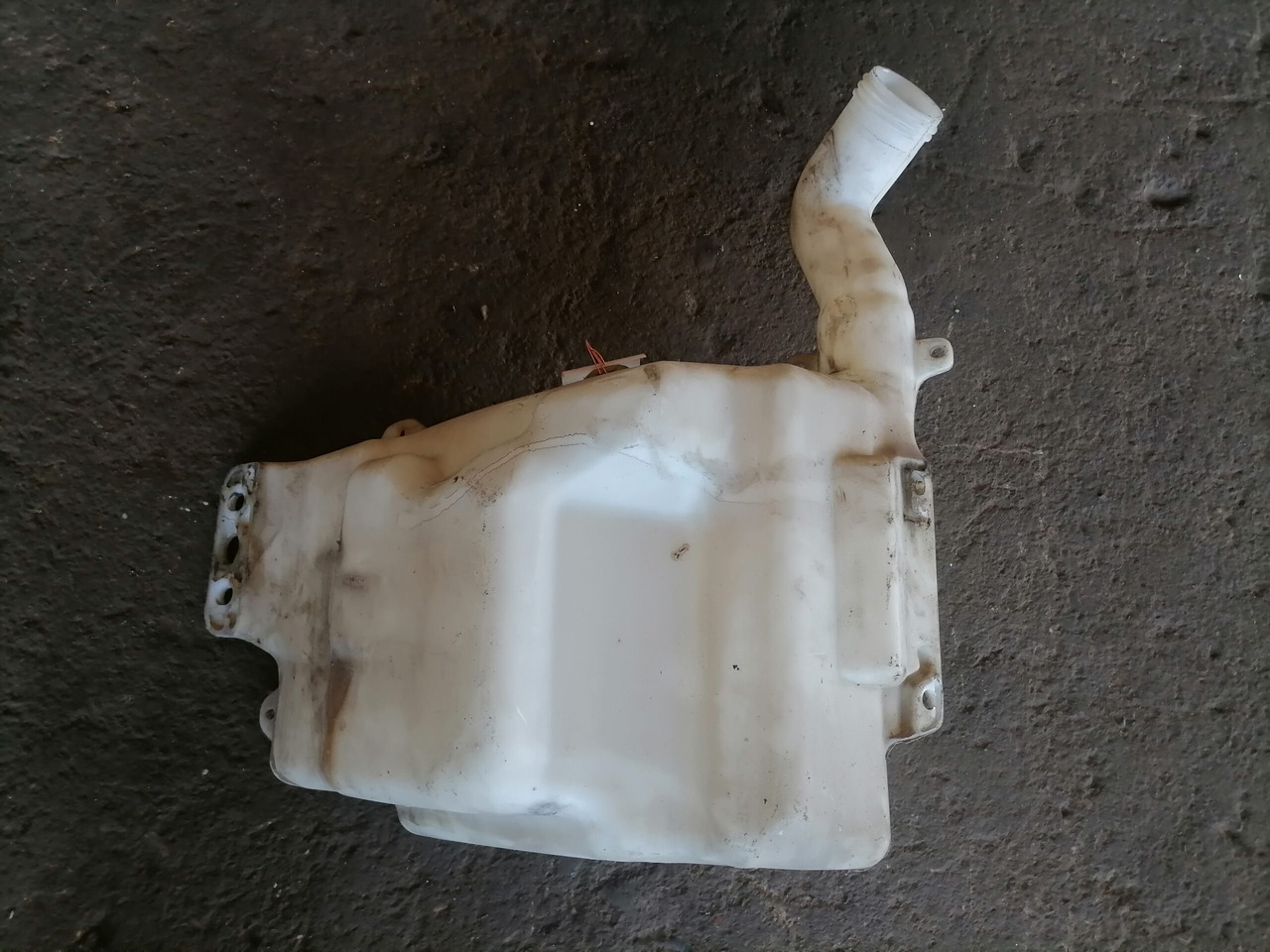 Scania Windscreen washer fluid tank 1854255 - Klaasipuhasti - Veoauto: pilt 4 Scania Windscreen washer fluid tank 1854255 - Klaasipuhasti - Veoauto: pilt 4