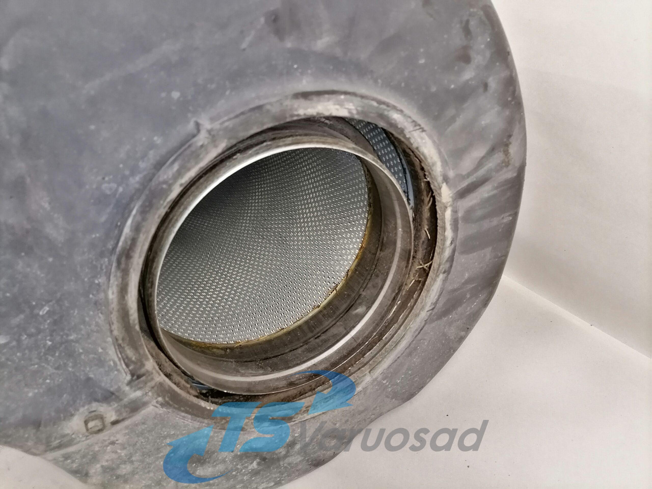 Volvo Air filter housing 3979505 - Sisselaskesüsteem - Veoauto: pilt 4 Volvo Air filter housing 3979505 - Sisselaskesüsteem - Veoauto: pilt 4