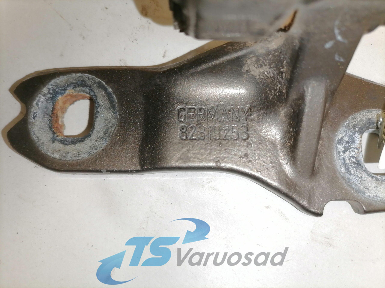 Volvo Door hinge 82319253 - Uks ja varuosad - Veoauto: pilt 2 Volvo Door hinge 82319253 - Uks ja varuosad - Veoauto: pilt 2
