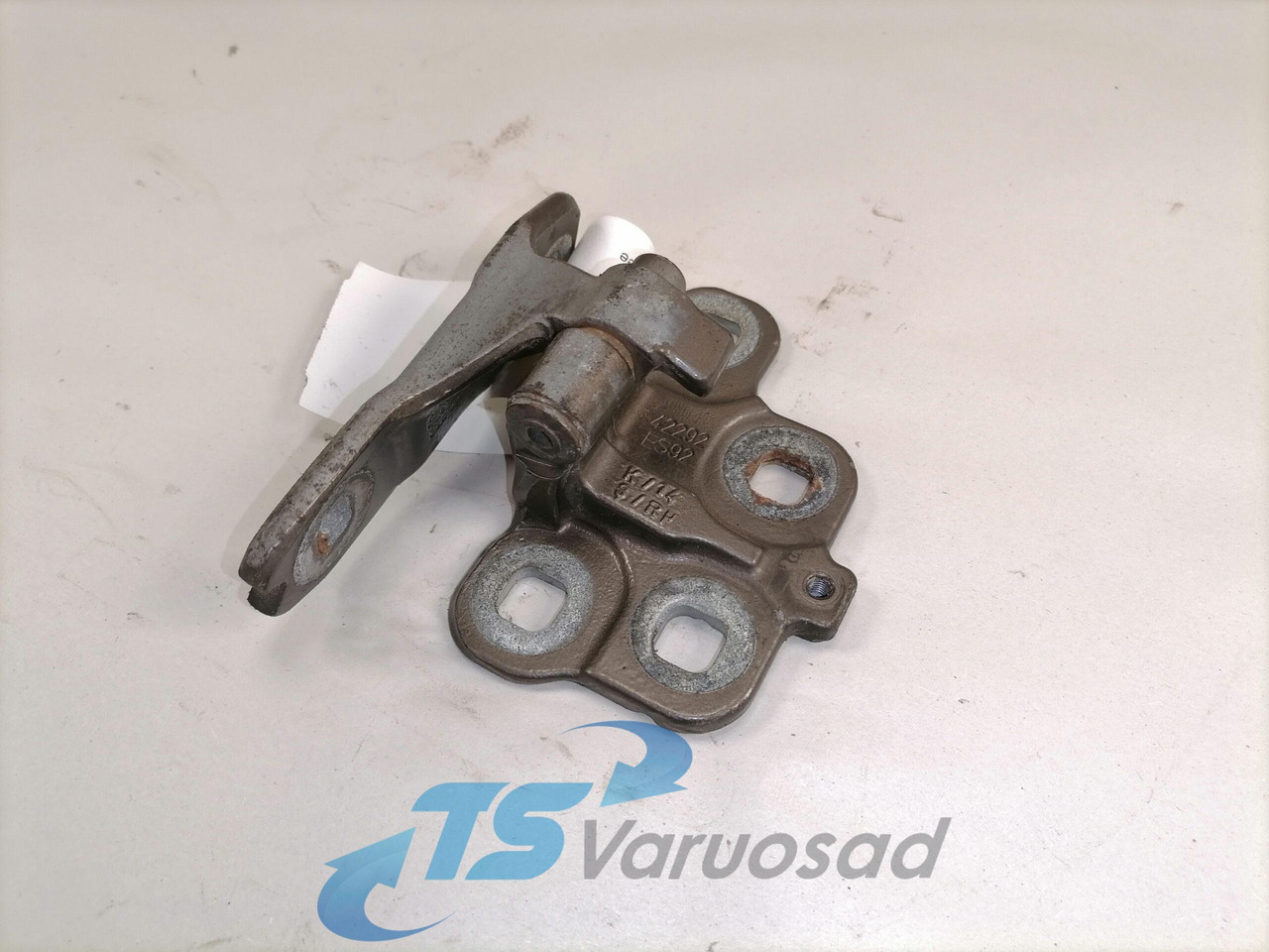 Volvo Door hinge 82319253 - Uks ja varuosad - Veoauto: pilt 1 Volvo Door hinge 82319253 - Uks ja varuosad - Veoauto: pilt 1