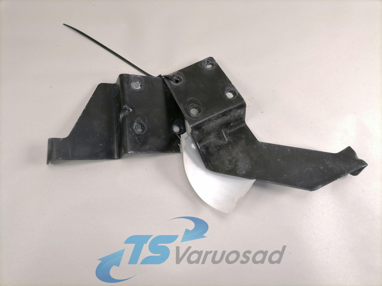 Volvo Kabiini tuulesuunaja kandur 82282286 - Aerodünaamika/ Spoiler - Veoauto: pilt 2 Volvo Kabiini tuulesuunaja kandur 82282286 - Aerodünaamika/ Spoiler - Veoauto: pilt 2