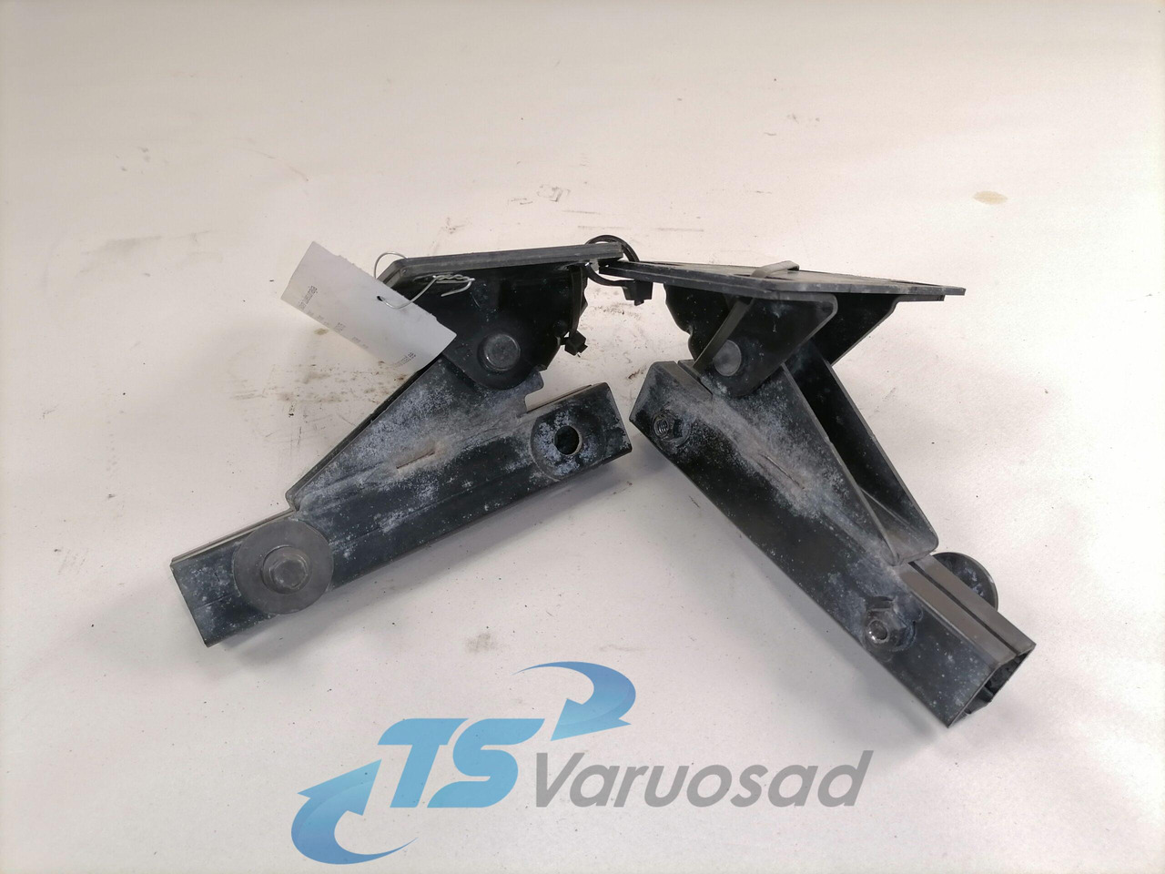 Volvo Kabiini tuulesuunaja kandur 82432175 - Aerodünaamika/ Spoiler - Veoauto: pilt 2 Volvo Kabiini tuulesuunaja kandur 82432175 - Aerodünaamika/ Spoiler - Veoauto: pilt 2