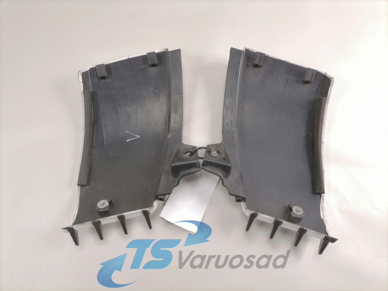 Volvo Plastikdetail 82835554 - Aerodünaamika/ Spoiler - Veoauto: pilt 2 Volvo Plastikdetail 82835554 - Aerodünaamika/ Spoiler - Veoauto: pilt 2