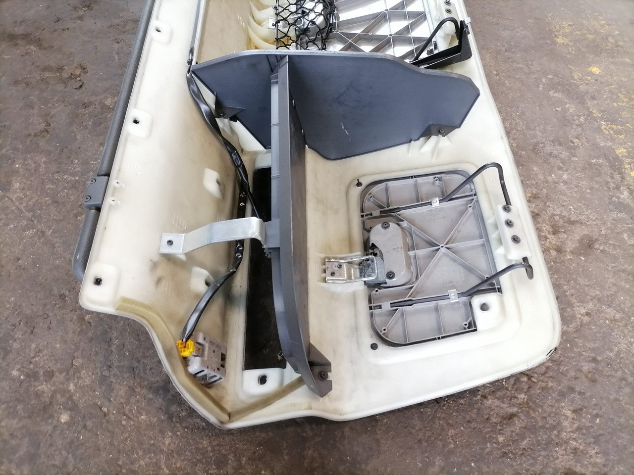 Volvo Salongi ülemine panipaik 20360719 - Universaalosa - Veoauto: pilt 4 Volvo Salongi ülemine panipaik 20360719 - Universaalosa - Veoauto: pilt 4