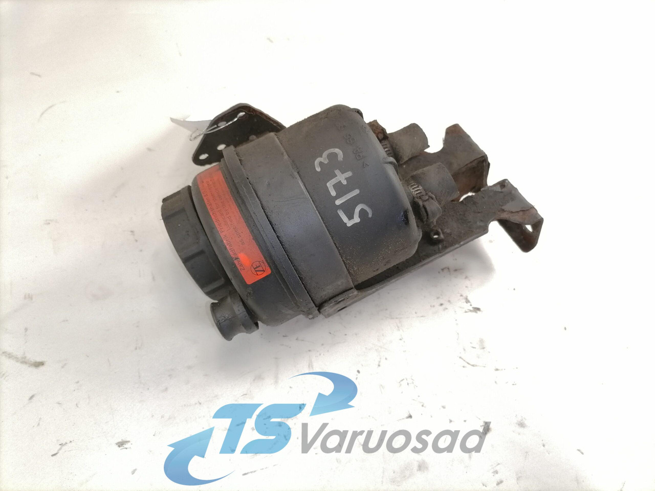 Volvo Steering oil tank+ bracket 1592945 - Roolivõimendi voolik - Veoauto: pilt 1 Volvo Steering oil tank+ bracket 1592945 - Roolivõimendi voolik - Veoauto: pilt 1