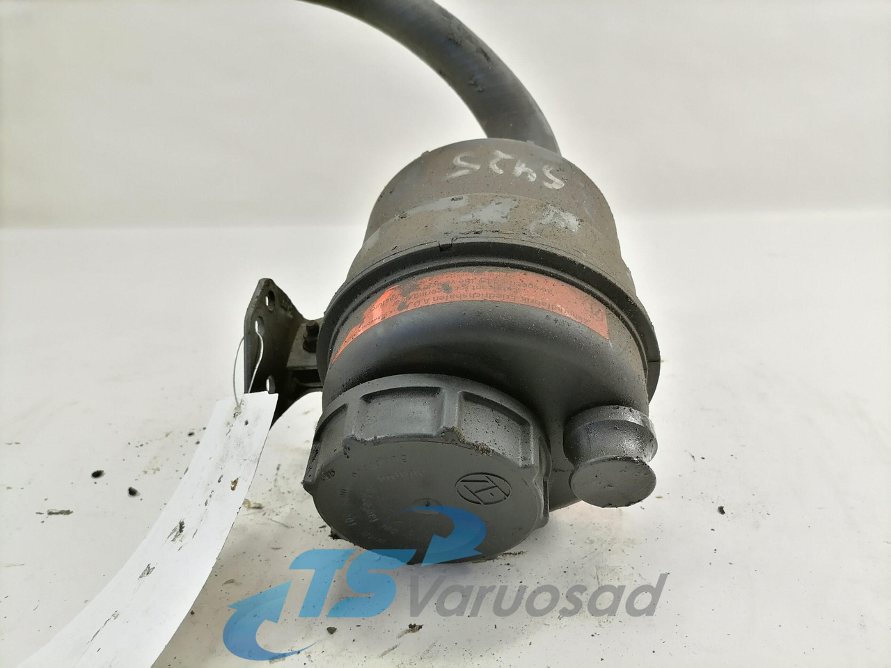 Volvo Steering oil tank+ bracket 1592945 - Roolivõimendi voolik - Veoauto: pilt 2 Volvo Steering oil tank+ bracket 1592945 - Roolivõimendi voolik - Veoauto: pilt 2