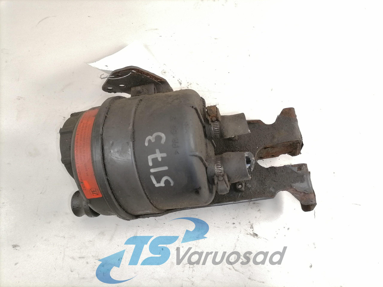 Volvo Steering oil tank+ bracket 1592945 - Roolivõimendi voolik - Veoauto: pilt 3 Volvo Steering oil tank+ bracket 1592945 - Roolivõimendi voolik - Veoauto: pilt 3