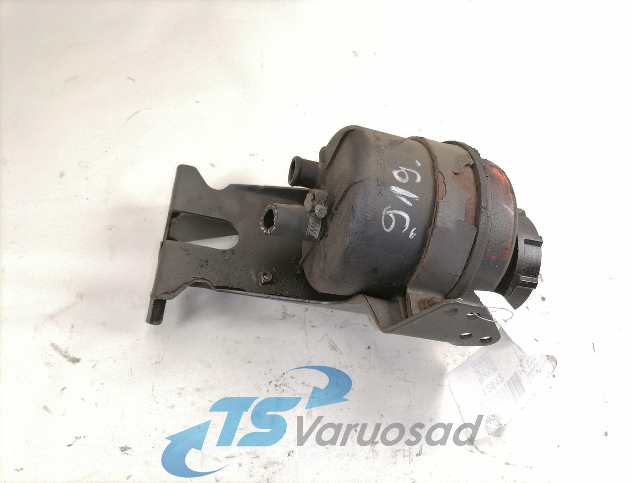 Volvo Steering oil tank+ bracket 1592945 - Roolivõimendi voolik - Veoauto: pilt 1 Volvo Steering oil tank+ bracket 1592945 - Roolivõimendi voolik - Veoauto: pilt 1