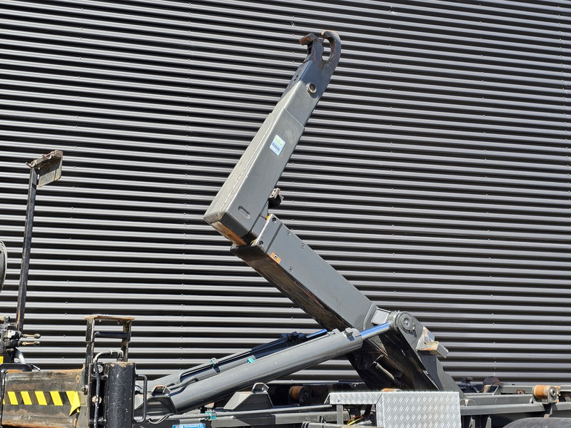 Mercedes-Benz AXOR 1823 4X4 / FASSI CRANE + HOOKLIFT / SPRING SUSPENSION - Konkstõstukiga veoauto, Kraanaga veoauto: pilt 4 Mercedes-Benz AXOR 1823 4X4 / FASSI CRANE + HOOKLIFT / SPRING SUSPENSION - Konkstõstukiga veoauto, Kraanaga veoauto: pilt 4