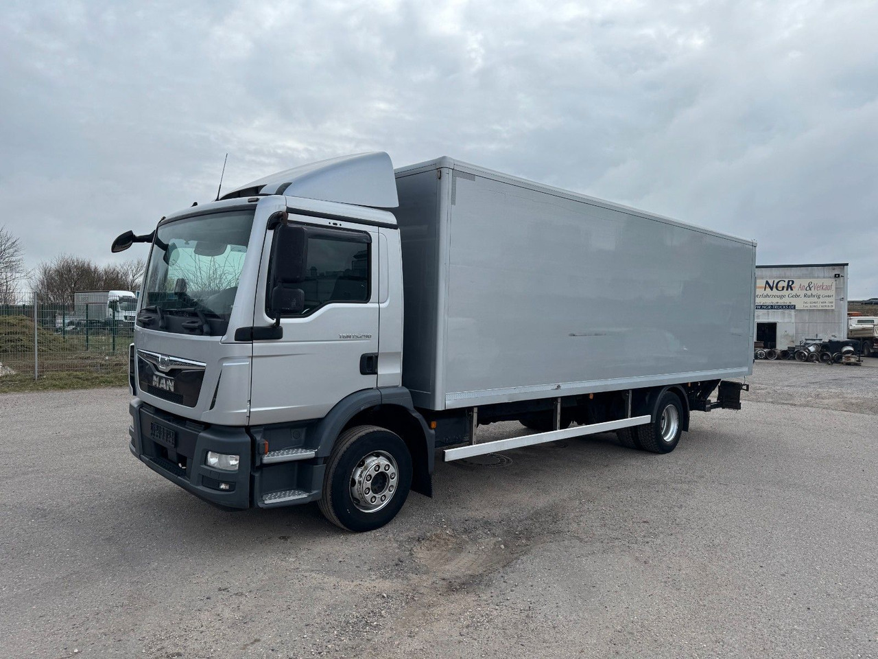 MAN 15.290 4X2 Koffer mit Hebebühne AHK - Kasti veoauto: pilt 1 MAN 15.290 4X2 Koffer mit Hebebühne AHK - Kasti veoauto: pilt 1