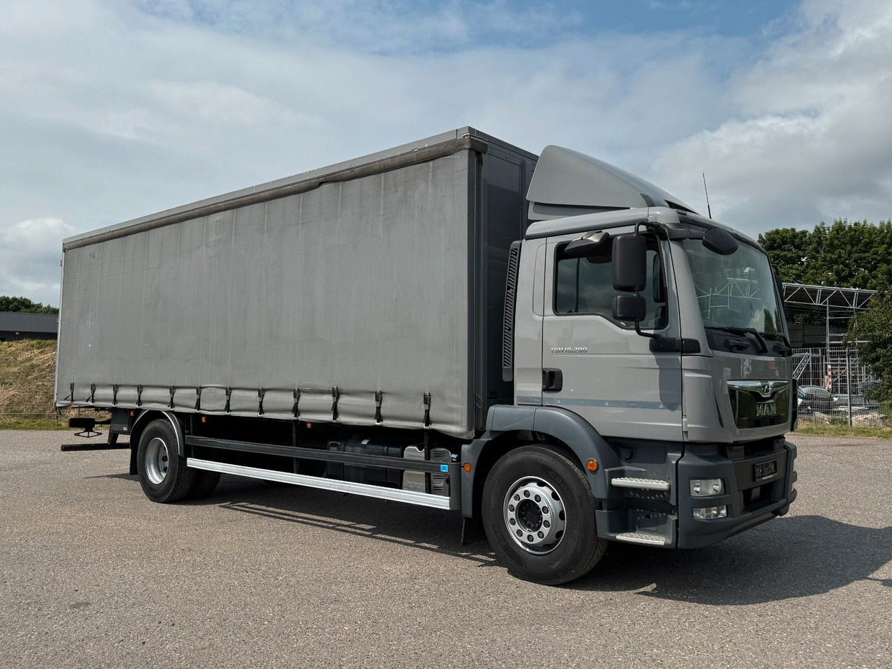 MAN 18.290 4X2 Koffer / Plane Top Zustand 8,30 Meter - Kasti veoauto: pilt 1 MAN 18.290 4X2 Koffer / Plane Top Zustand 8,30 Meter - Kasti veoauto: pilt 1