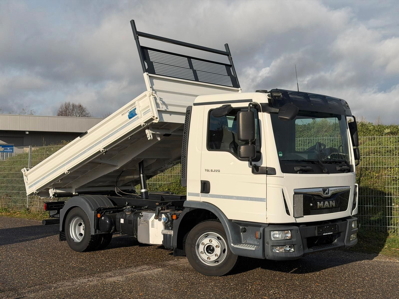 MAN 8.220 4x2 Meiller 3S. Kipper | TOP Zustand! - Tarbesõiduk kallur: pilt 1 MAN 8.220 4x2 Meiller 3S. Kipper | TOP Zustand! - Tarbesõiduk kallur: pilt 1