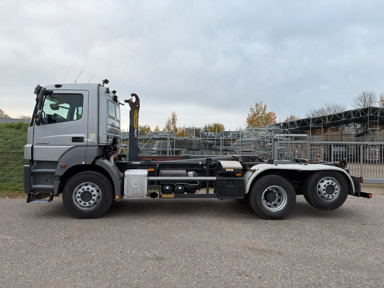 Mercedes-Benz 2540 L 6x2 Palfinger T20 mit hydr. Containerverr - Konkstõstukiga veoauto: pilt 4 Mercedes-Benz 2540 L 6x2 Palfinger T20 mit hydr. Containerverr - Konkstõstukiga veoauto: pilt 4