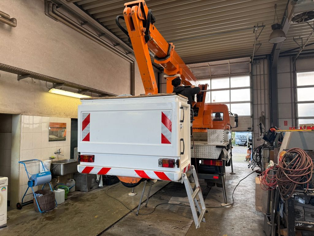 Mercedes-Benz 815 4x2 Hubarbeitsbühne Wumag 170 high 17 m - Veoautolt tõusev platvorm, Tarbesõiduk: pilt 4 Mercedes-Benz 815 4x2 Hubarbeitsbühne Wumag 170 high 17 m - Veoautolt tõusev platvorm, Tarbesõiduk: pilt 4