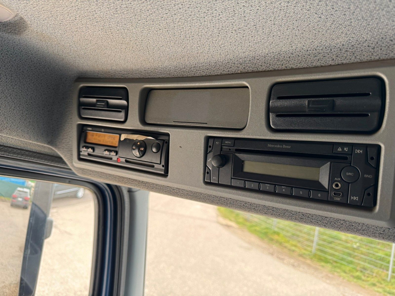 Mercedes-Benz 818 4X2 Pritsche original Kilometer - Madelauto: pilt 4 Mercedes-Benz 818 4X2 Pritsche original Kilometer - Madelauto: pilt 4