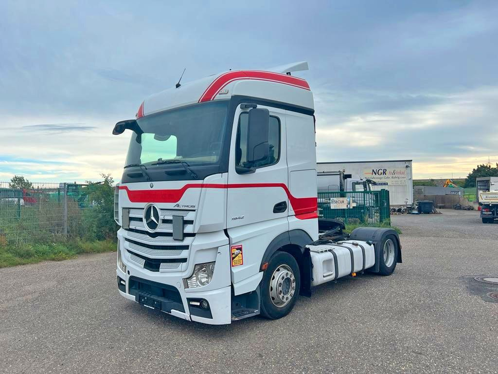 Mercedes-Benz 1842 4X2 mit Höhenverstellbarer Sattelkuppung Mercedes-Benz 1842 4X2 mit Höhenverstellbarer Sattelkuppung - Sadulveok: pilt 1 Mercedes-Benz 1842 4X2 mit Höhenverstellbarer Sattelkuppung Mercedes-Benz 1842 4X2 mit Höhenverstellbarer Sattelkuppung - Sadulveok: pilt 1