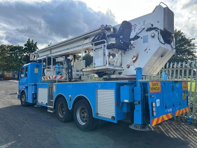 Scania P113ML - Veoautolt tõusev platvorm: pilt 2 Scania P113ML - Veoautolt tõusev platvorm: pilt 2