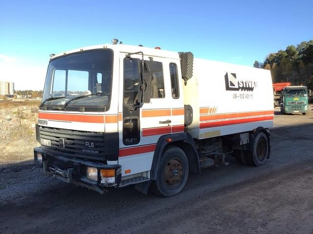 Volvo FL611 - Tänavapühkimismasin: pilt 1 Volvo FL611 - Tänavapühkimismasin: pilt 1
