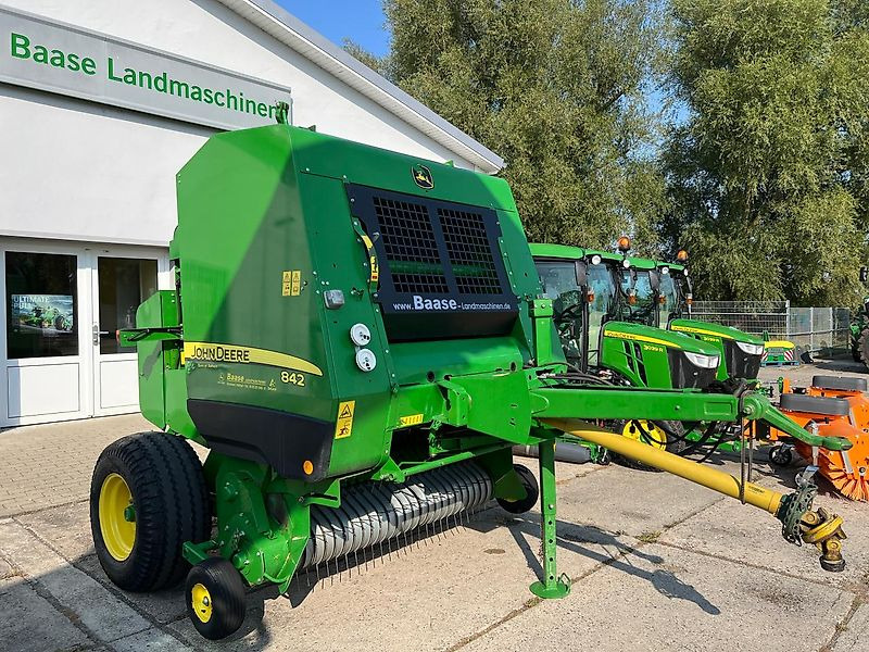 John Deere 842 HiFlow - Heinapress, ümmargune: pilt 1 John Deere 842 HiFlow - Heinapress, ümmargune: pilt 1