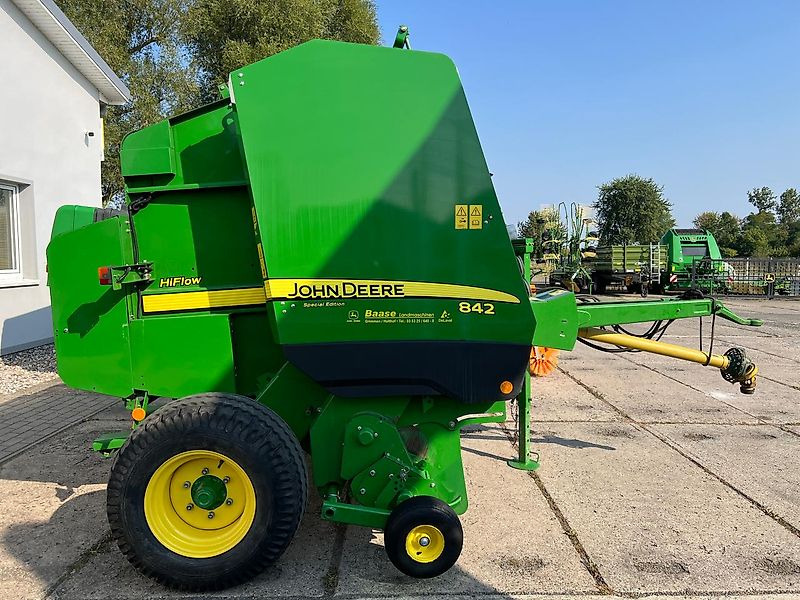 John Deere 842 HiFlow - Heinapress, ümmargune: pilt 2 John Deere 842 HiFlow - Heinapress, ümmargune: pilt 2