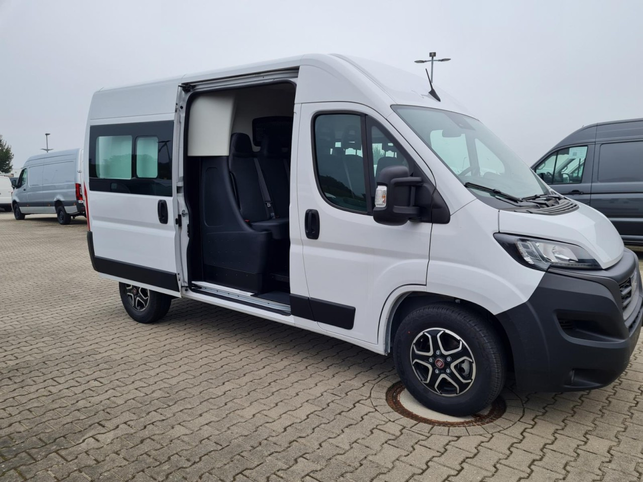 Fiat Ducato 35 Kasten Doka 7-Sitze 2x Schiebetür Maxi L2H2 - Kaubik, Meeskonnaauto: pilt 3 Fiat Ducato 35 Kasten Doka 7-Sitze 2x Schiebetür Maxi L2H2 - Kaubik, Meeskonnaauto: pilt 3