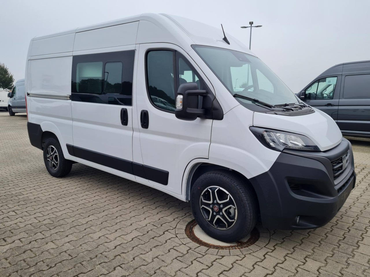 Fiat Ducato 35 Kombi Doka 7-Sitze 2x Schiebetür Maxi L2H2 - Väikebuss, Mikrobuss: pilt 4 Fiat Ducato 35 Kombi Doka 7-Sitze 2x Schiebetür Maxi L2H2 - Väikebuss, Mikrobuss: pilt 4