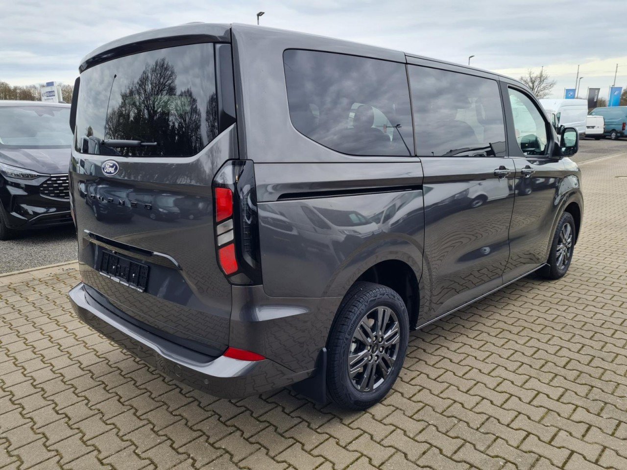 Ford Tourneo Custom 320 L1 AG Titanium X AHK LED NAVI 2X SCHIEBE - Mikrobuss: pilt 4 Ford Tourneo Custom 320 L1 AG Titanium X AHK LED NAVI 2X SCHIEBE - Mikrobuss: pilt 4
