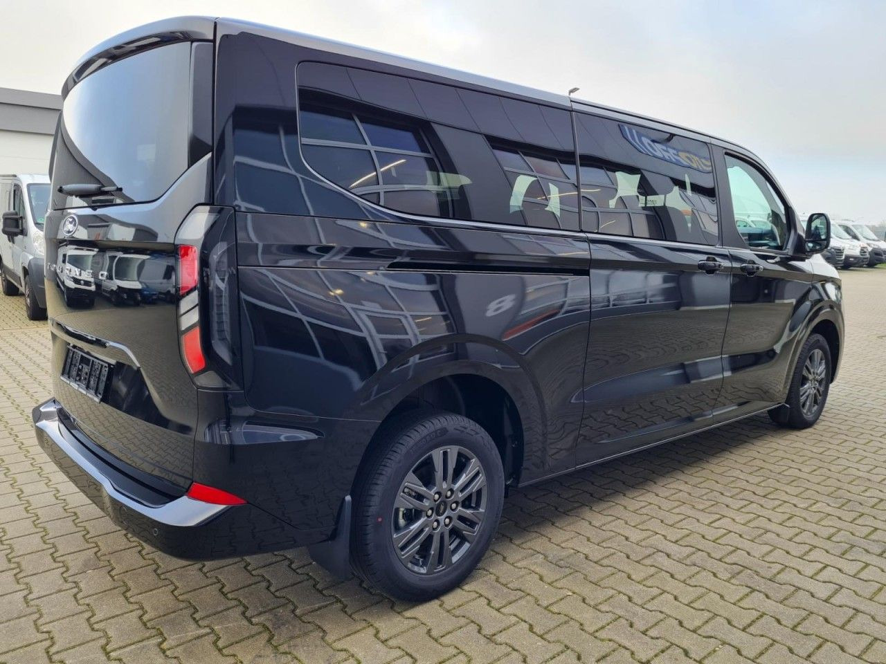 Ford Tourneo Custom 320 L2 Titanium 9 Sitze STANDHZ - Mikrobuss: pilt 4 Ford Tourneo Custom 320 L2 Titanium 9 Sitze STANDHZ - Mikrobuss: pilt 4