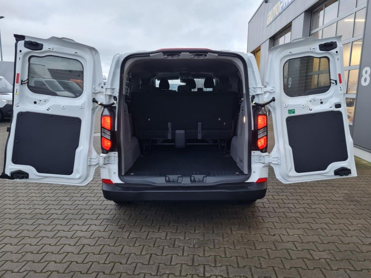 Ford Transit Custom Kombi 320 L2 Trend 9 Sitze KAMERA - Mikrobuss: pilt 5 Ford Transit Custom Kombi 320 L2 Trend 9 Sitze KAMERA - Mikrobuss: pilt 5