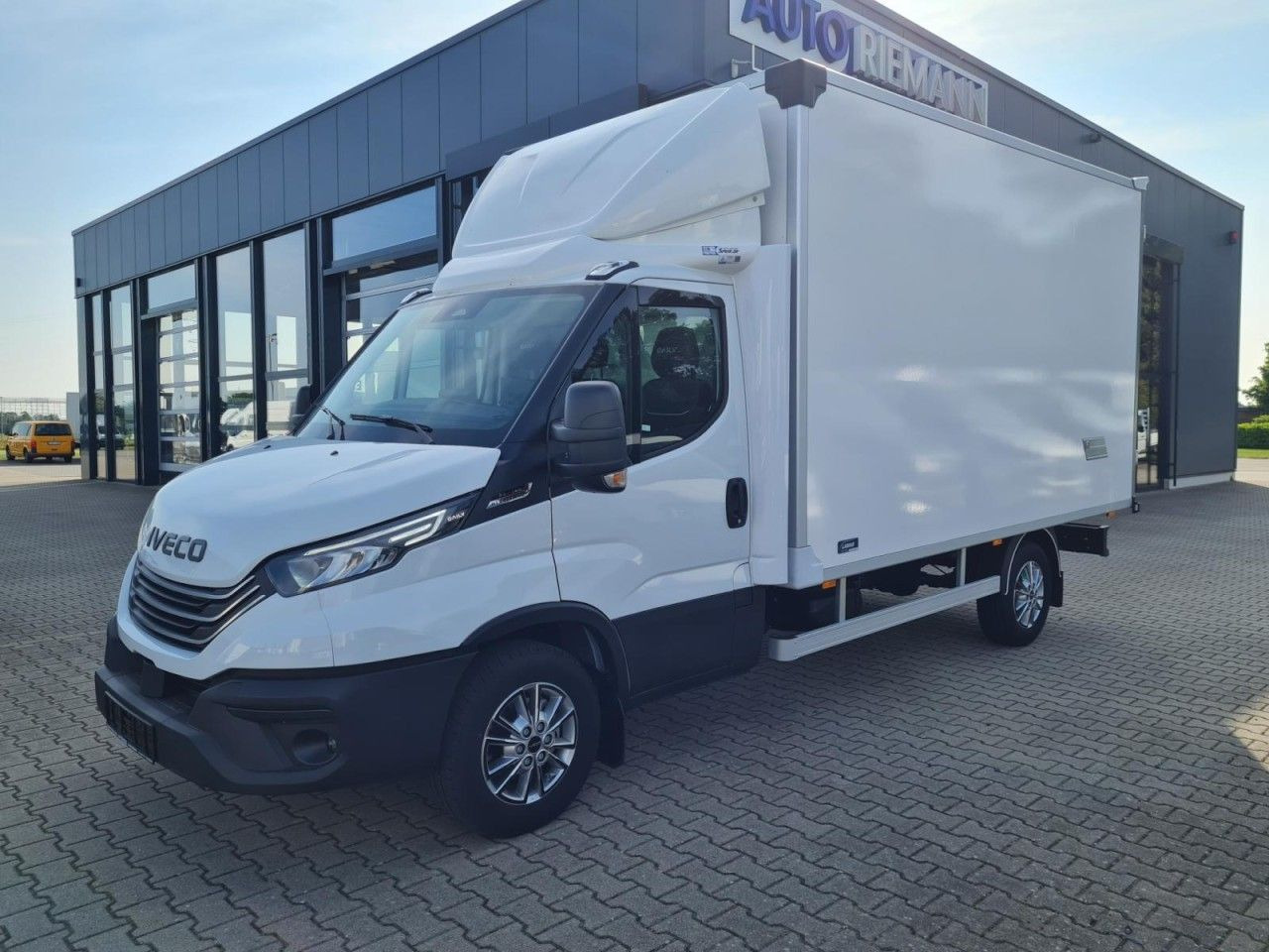Iveco 35S 18 3.0 Koffer Hi Matic LM KLIMA KAMERA Navig - Tarbesõiduk furgoon: pilt 3 Iveco 35S 18 3.0 Koffer Hi Matic LM KLIMA KAMERA Navig - Tarbesõiduk furgoon: pilt 3