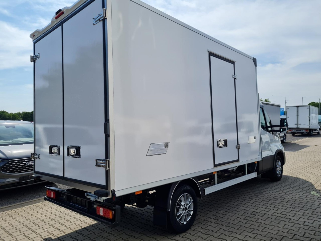 Iveco DAILY 35S18 Koffer Automatik ALU KAMERA NAVI TEMPOMAT - Tarbesõiduk furgoon: pilt 4 Iveco DAILY 35S18 Koffer Automatik ALU KAMERA NAVI TEMPOMAT - Tarbesõiduk furgoon: pilt 4