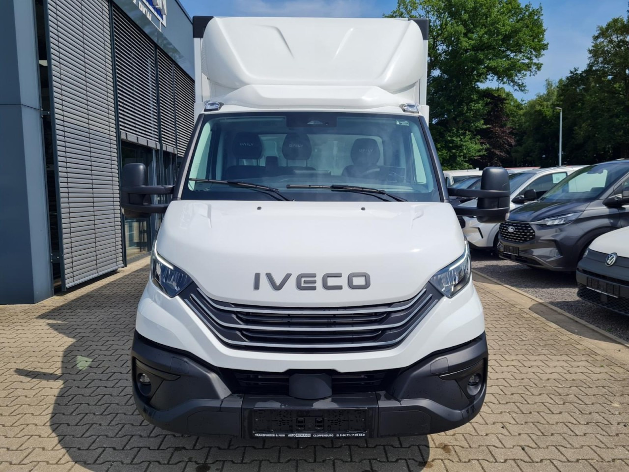 Iveco DAILY 35S18 Koffer Automatik ALU KAMERA NAVI TEMPOMAT - Tarbesõiduk furgoon: pilt 2 Iveco DAILY 35S18 Koffer Automatik ALU KAMERA NAVI TEMPOMAT - Tarbesõiduk furgoon: pilt 2