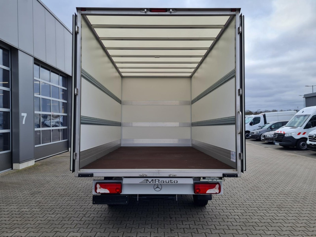 Mercedes-Benz Sprinter 315 Koffer lang MBux KLIMA NAVI TEMPOMAT - Tarbesõiduk furgoon: pilt 5 Mercedes-Benz Sprinter 315 Koffer lang MBux KLIMA NAVI TEMPOMAT - Tarbesõiduk furgoon: pilt 5