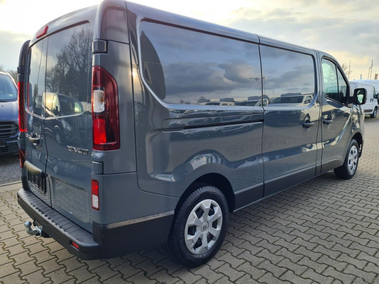Renault Trafic Kasten 3,0t L2 LED AHK KLIMA PDC TEMPOMAT - Väike kaubik: pilt 4 Renault Trafic Kasten 3,0t L2 LED AHK KLIMA PDC TEMPOMAT - Väike kaubik: pilt 4