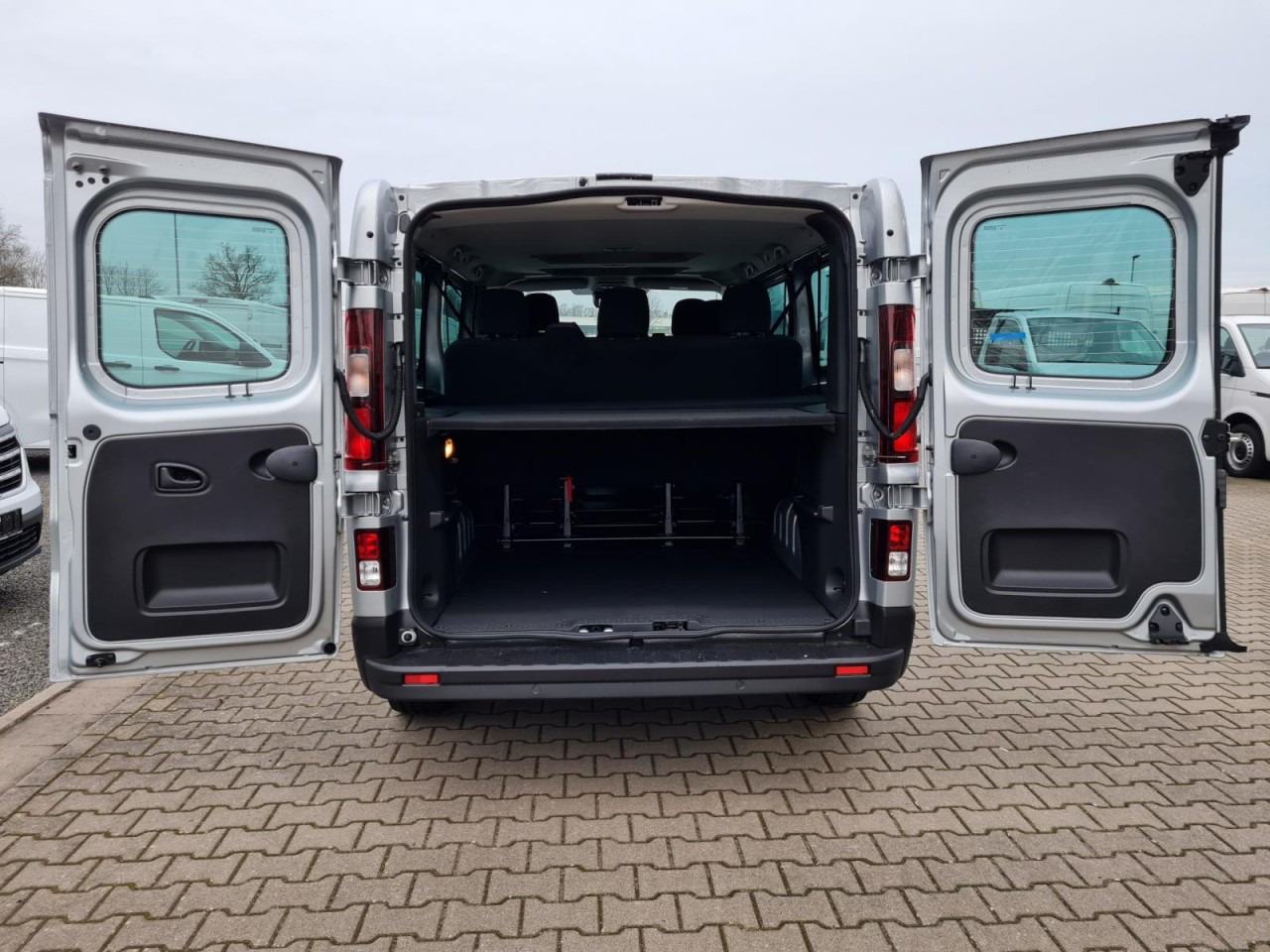 Renault Trafic Kombi 9-Sitze L2 Grand Equilibre KLIMA TEMPOMAT - Meeskonnaauto: pilt 5 Renault Trafic Kombi 9-Sitze L2 Grand Equilibre KLIMA TEMPOMAT - Meeskonnaauto: pilt 5