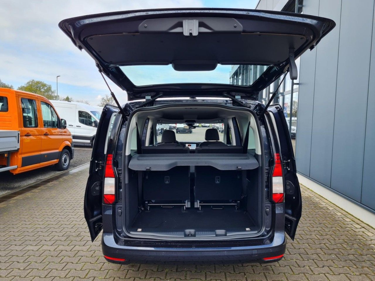 Volkswagen Caddy Maxi Kombi 7-Sitze 1.5 TSI DSG NAVI/APP TE - Auto: pilt 5 Volkswagen Caddy Maxi Kombi 7-Sitze 1.5 TSI DSG NAVI/APP TE - Auto: pilt 5